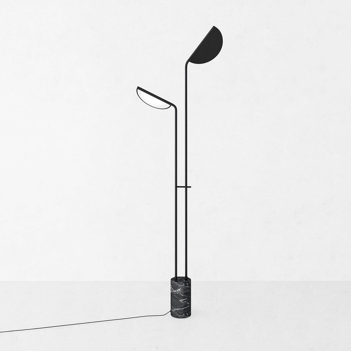 Selarielle minimalistyczna lampa stojąca z marmuru