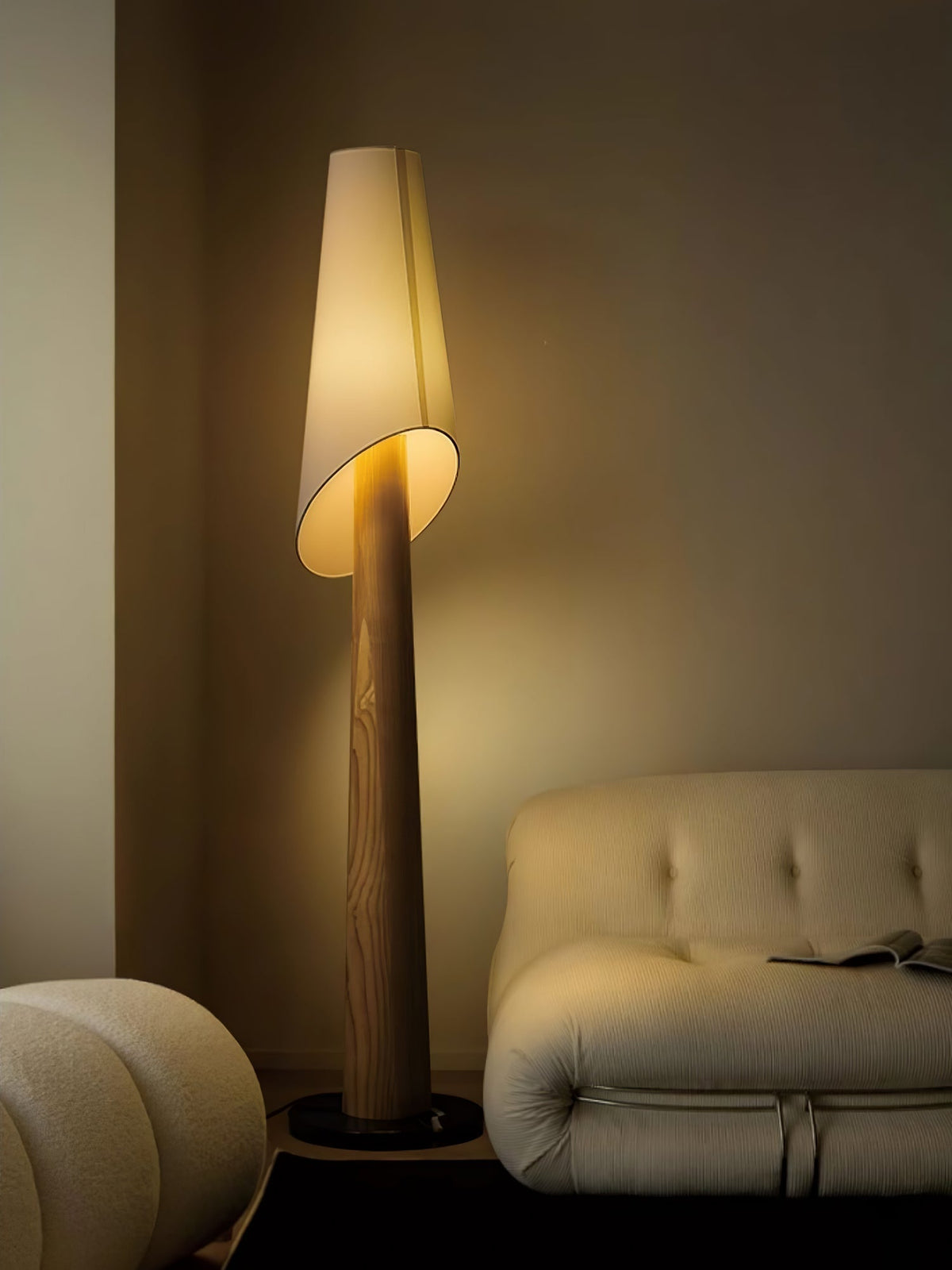 Curven drewniana lampa stojąca z marmuru
