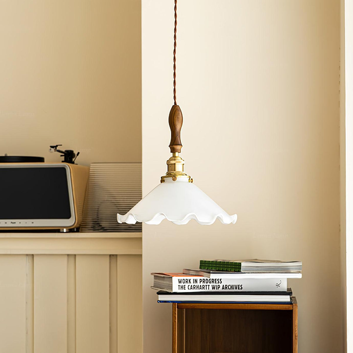 Questa lampa wisząca ze szkła o falistym kloszu w stylu vintage dla salonu