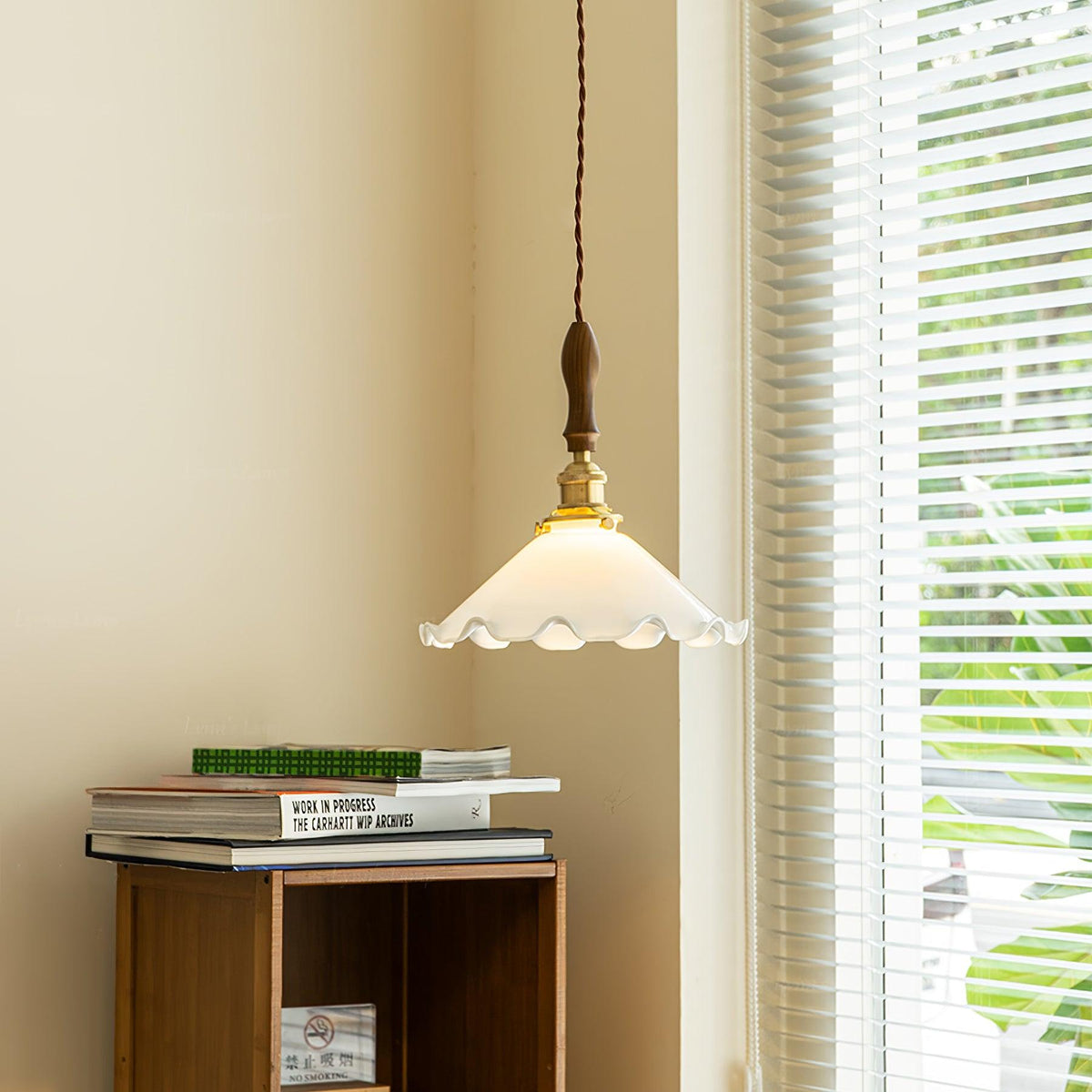 Questa lampa wisząca ze szkła o falistym kloszu w stylu vintage dla salonu
