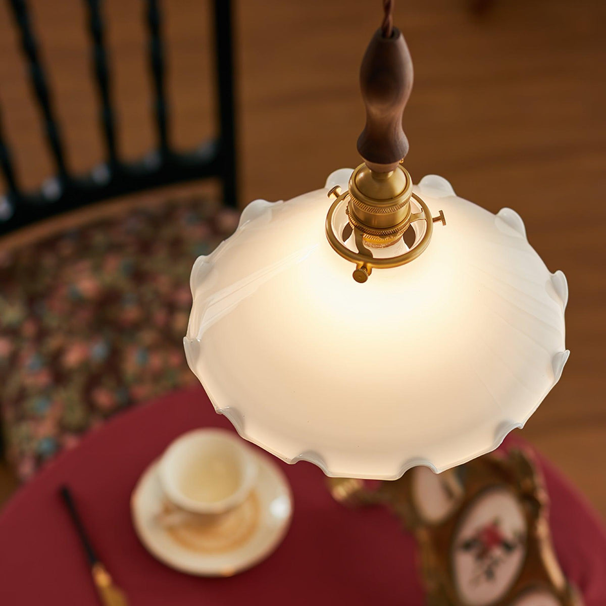 Questa lampa wisząca ze szkła o falistym kloszu w stylu vintage dla salonu