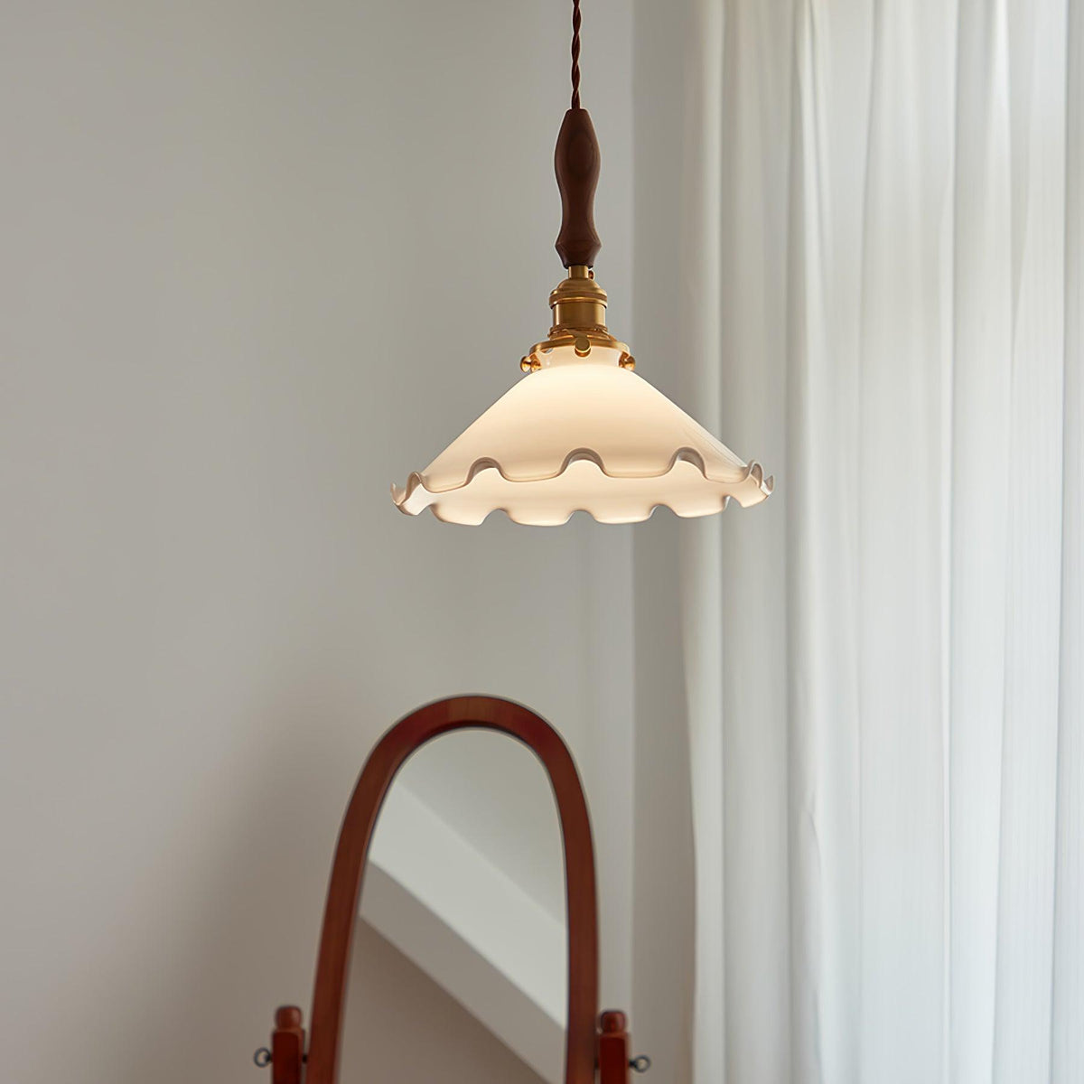 Questa lampa wisząca ze szkła o falistym kloszu w stylu vintage dla salonu