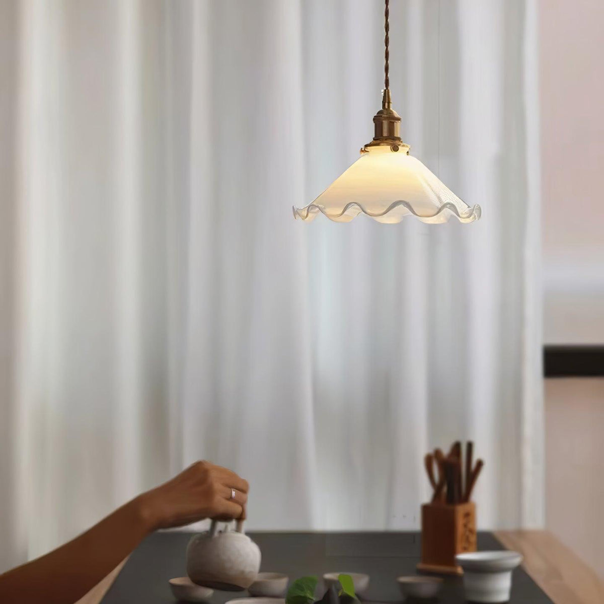 Questa lampa wisząca ze szkła o falistym kloszu w stylu vintage dla salonu