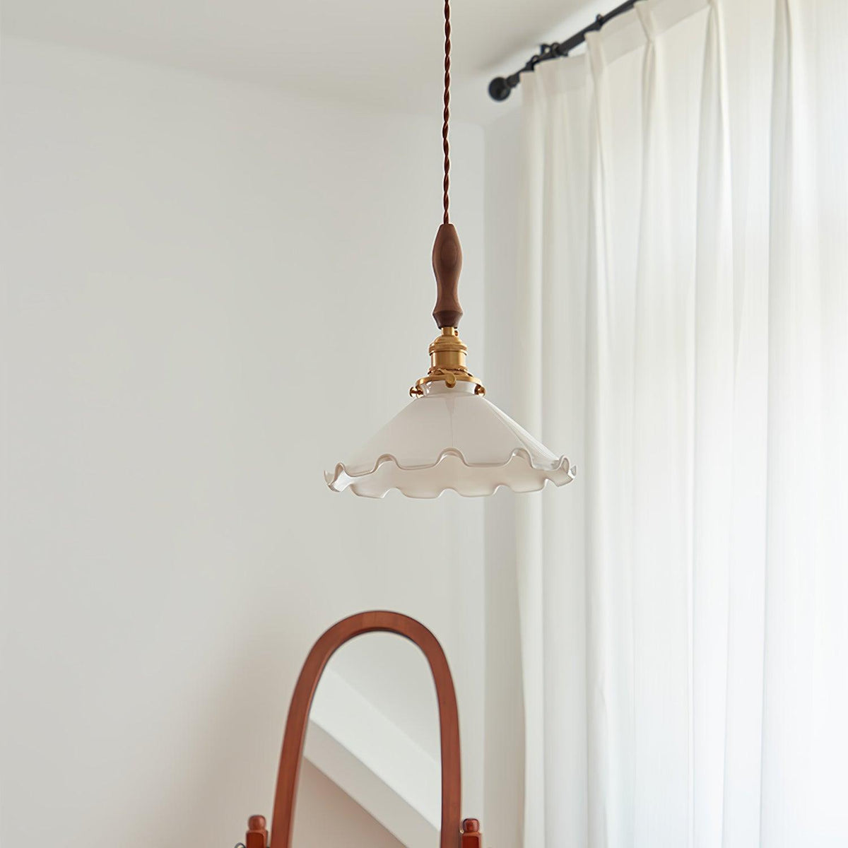 Questa lampa wisząca ze szkła o falistym kloszu w stylu vintage dla salonu