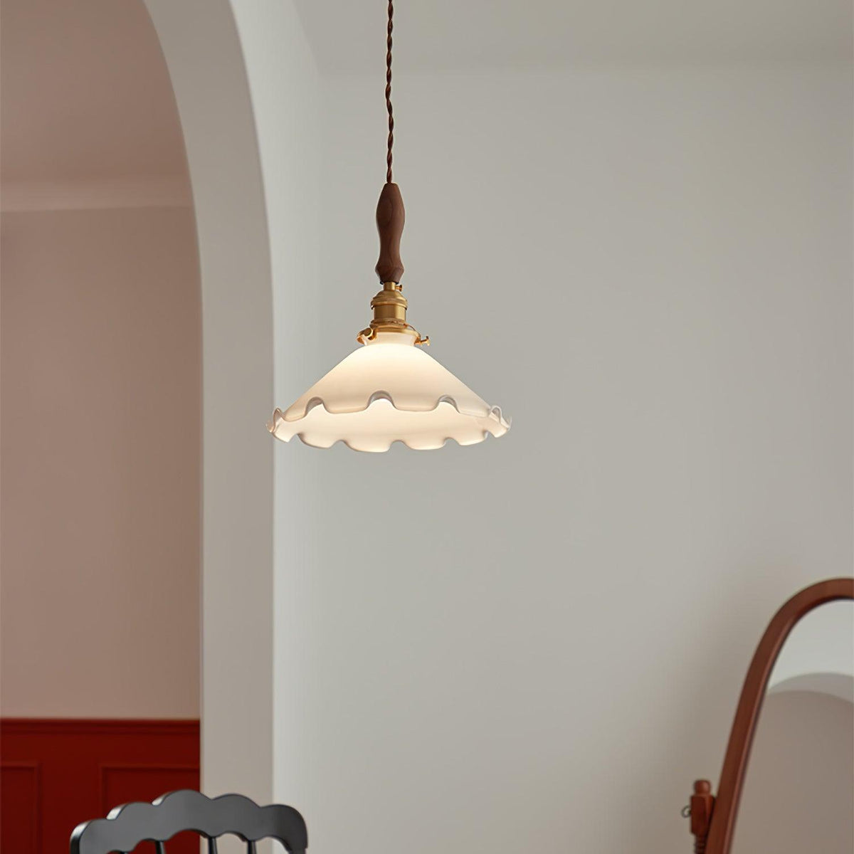 Questa lampa wisząca ze szkła o falistym kloszu w stylu vintage dla salonu
