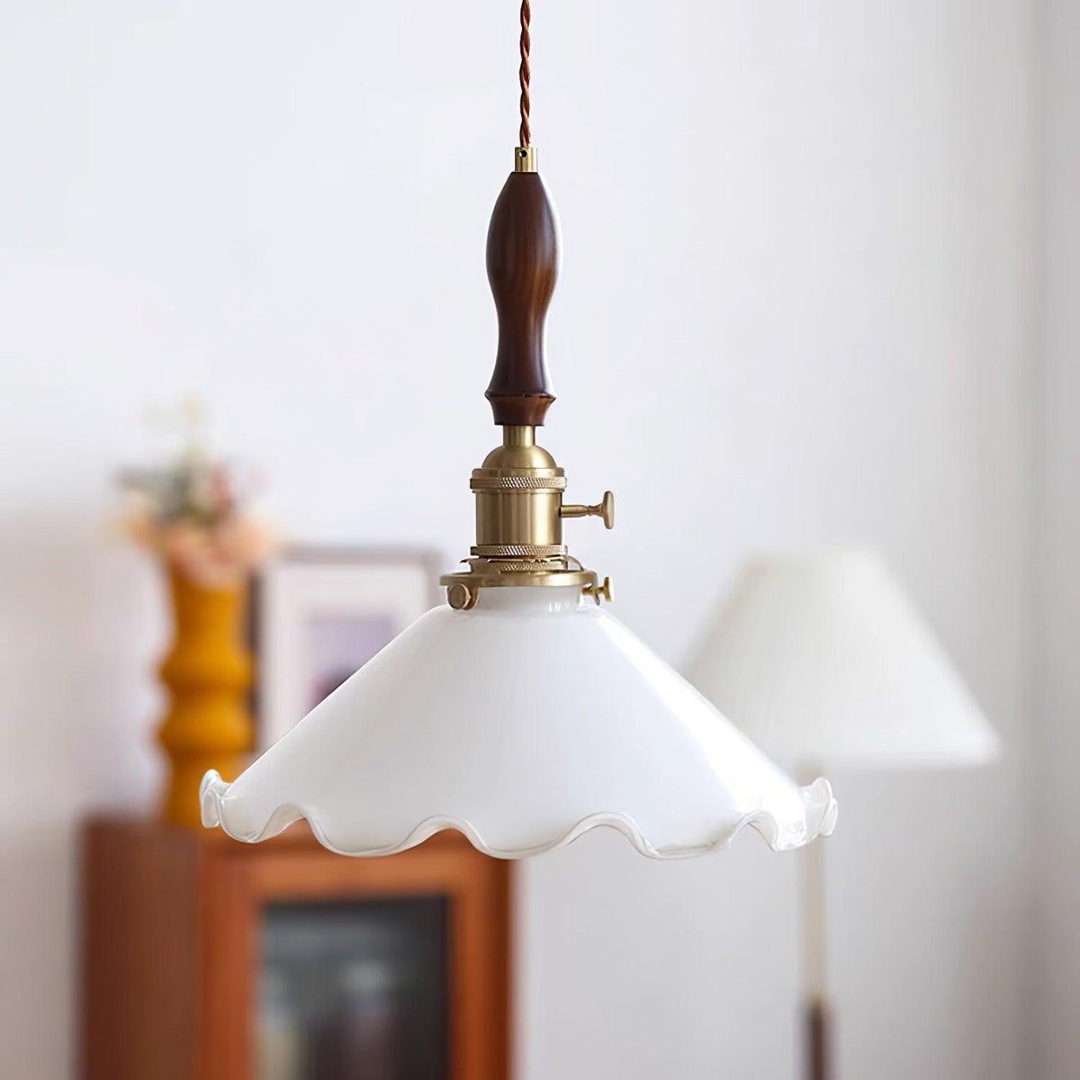 Questa lampa wisząca ze szkła o falistym kloszu w stylu vintage dla salonu