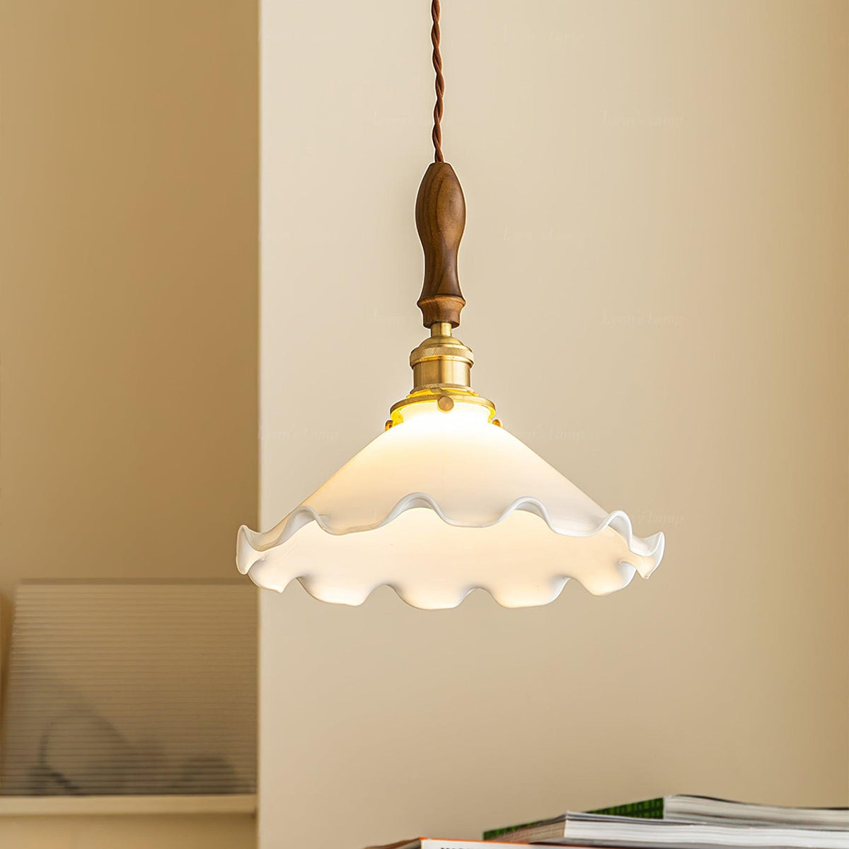 Questa lampa wisząca ze szkła o falistym kloszu w stylu vintage dla salonu