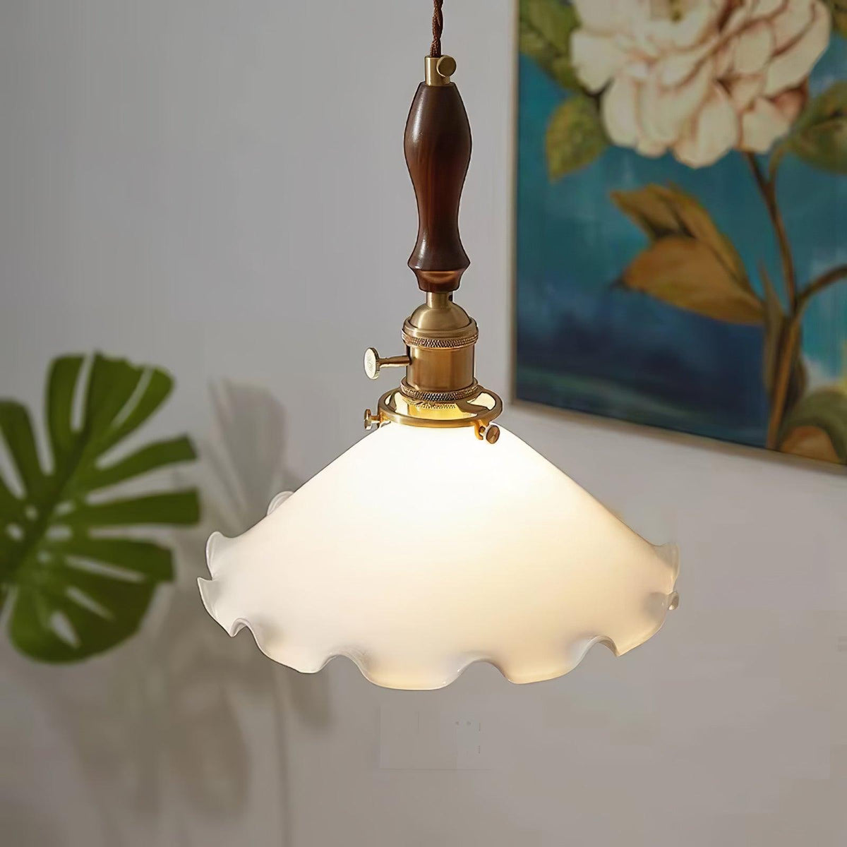 Questa lampa wisząca ze szkła o falistym kloszu w stylu vintage dla salonu