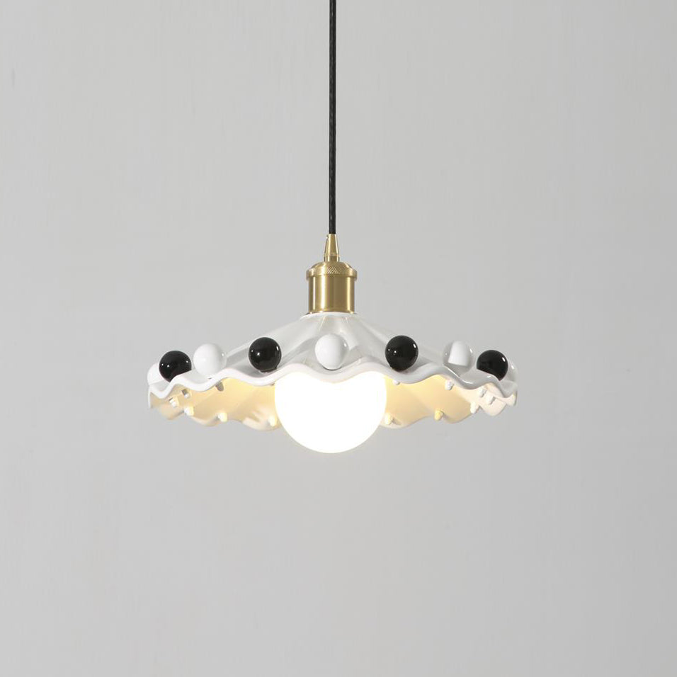 Solvira lampa wisząca z falistą ochronką ceramiczną