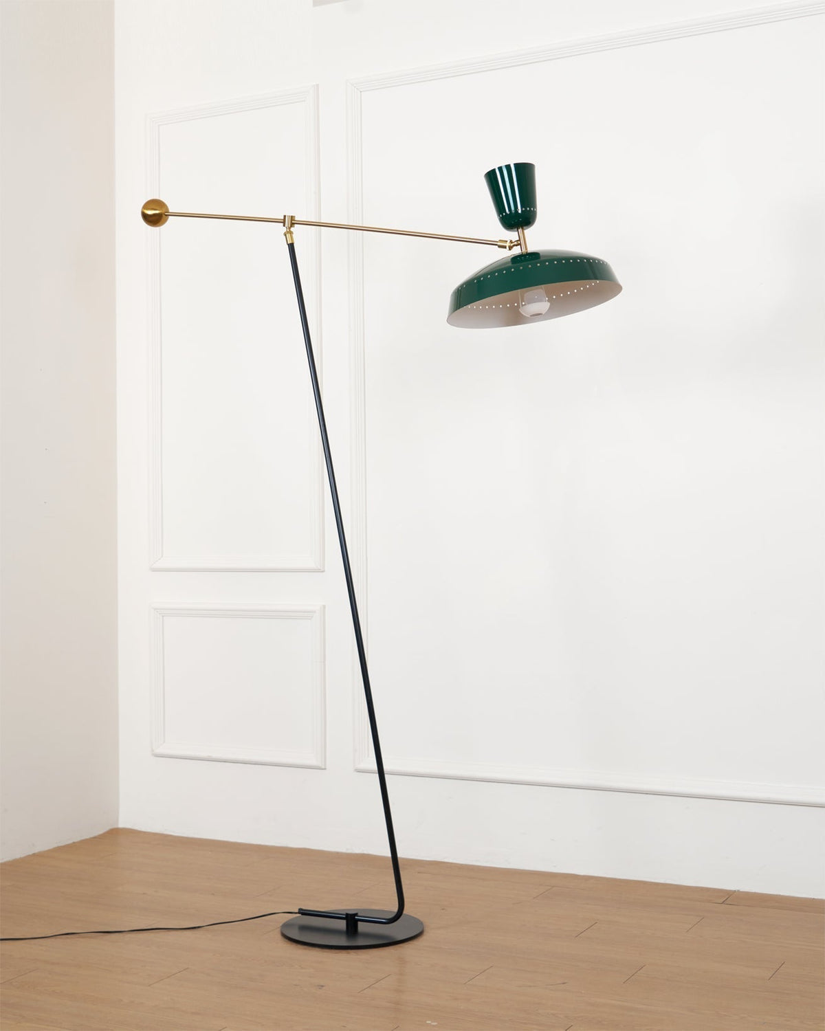 Celeste minimalistyczna lampa stojąca z miedzi