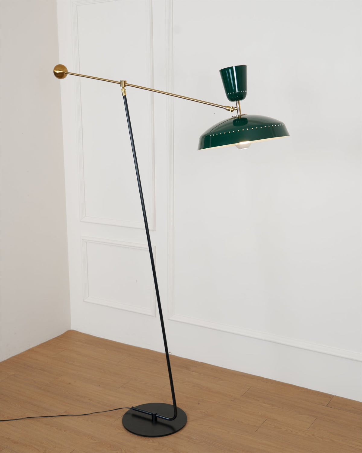 Celeste minimalistyczna lampa stojąca z miedzi