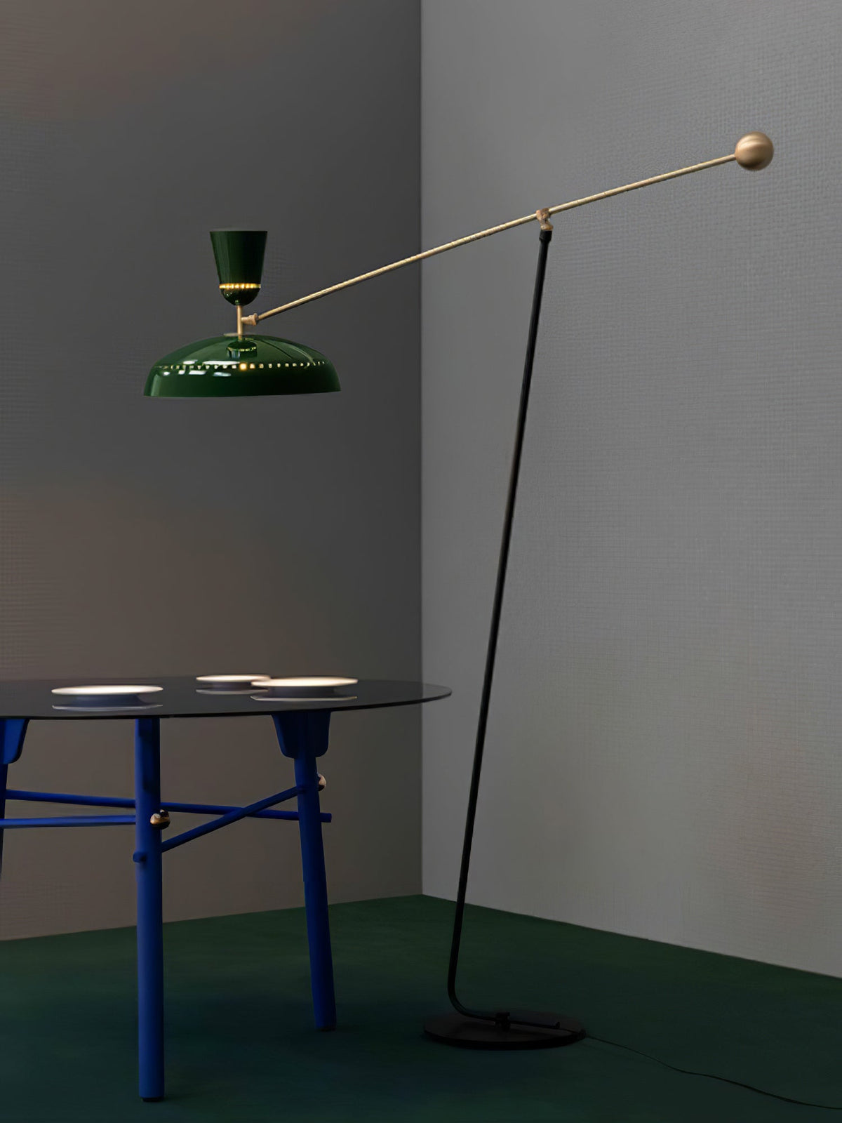 Celeste minimalistyczna lampa stojąca z miedzi