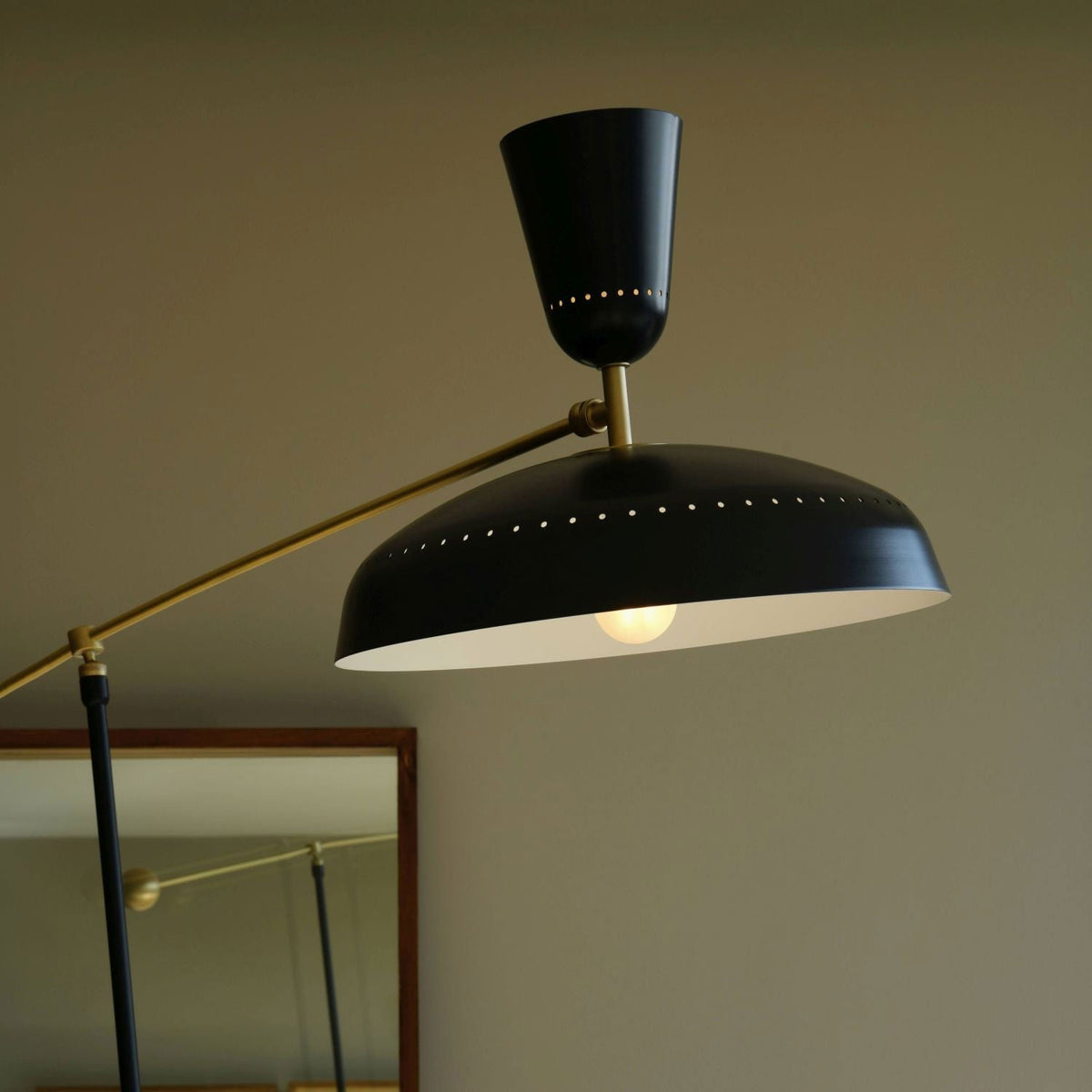 Celeste minimalistyczna lampa stojąca z miedzi