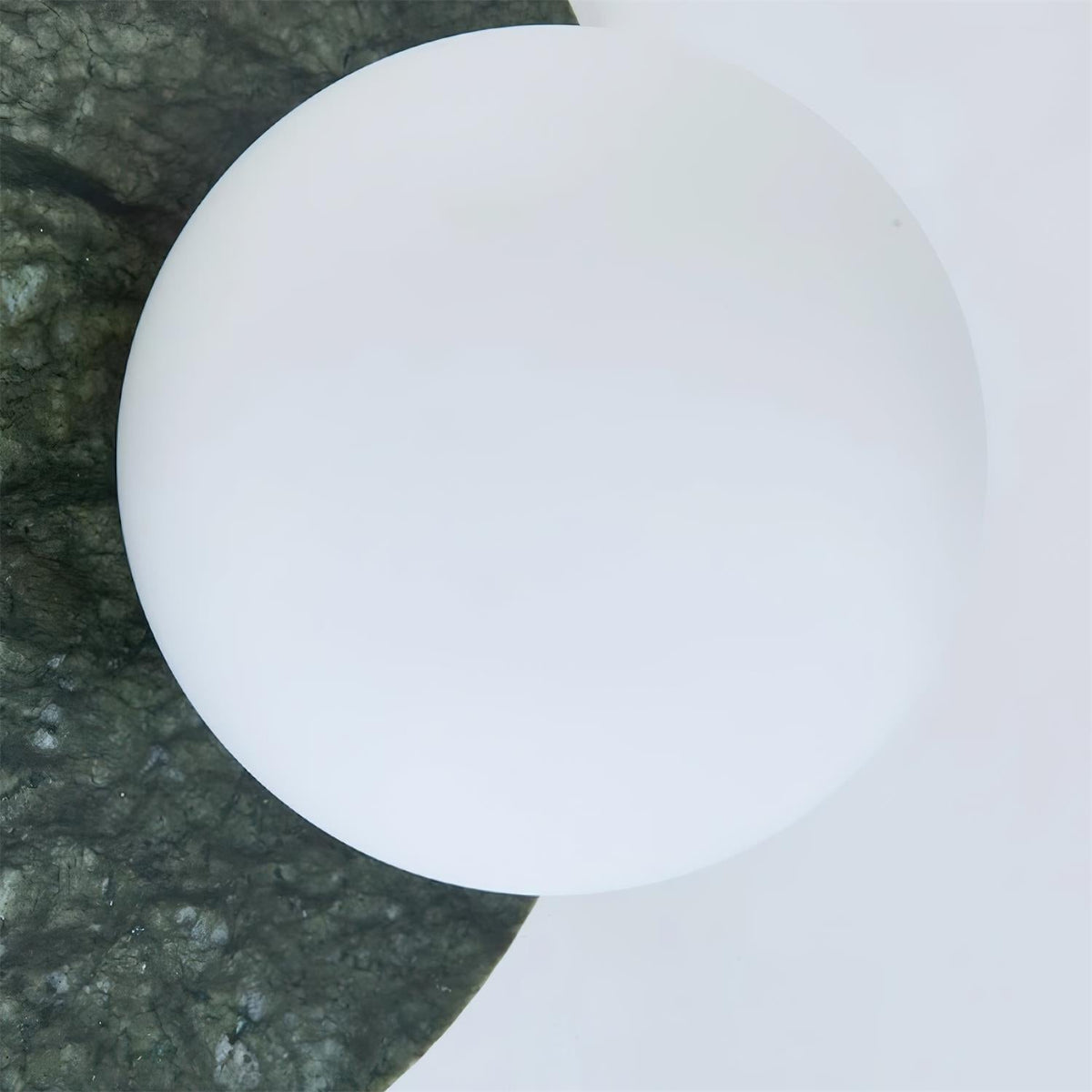 Enox minimalistyczna lampa ścienna z globem marmurowym