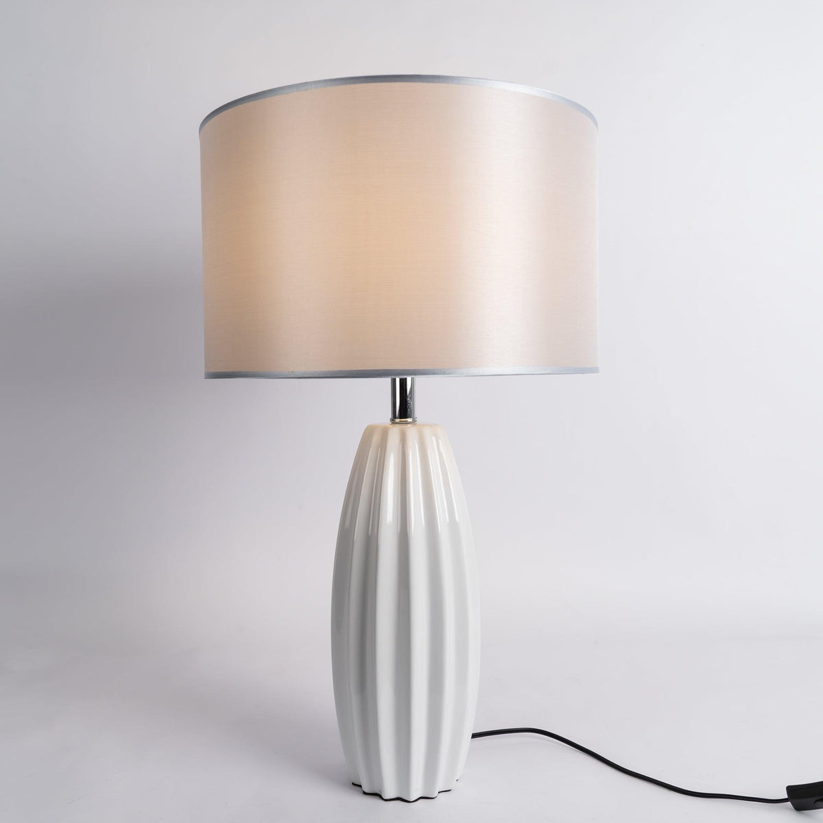 Terioina nowoczesna lampa stołowa z ceramiki