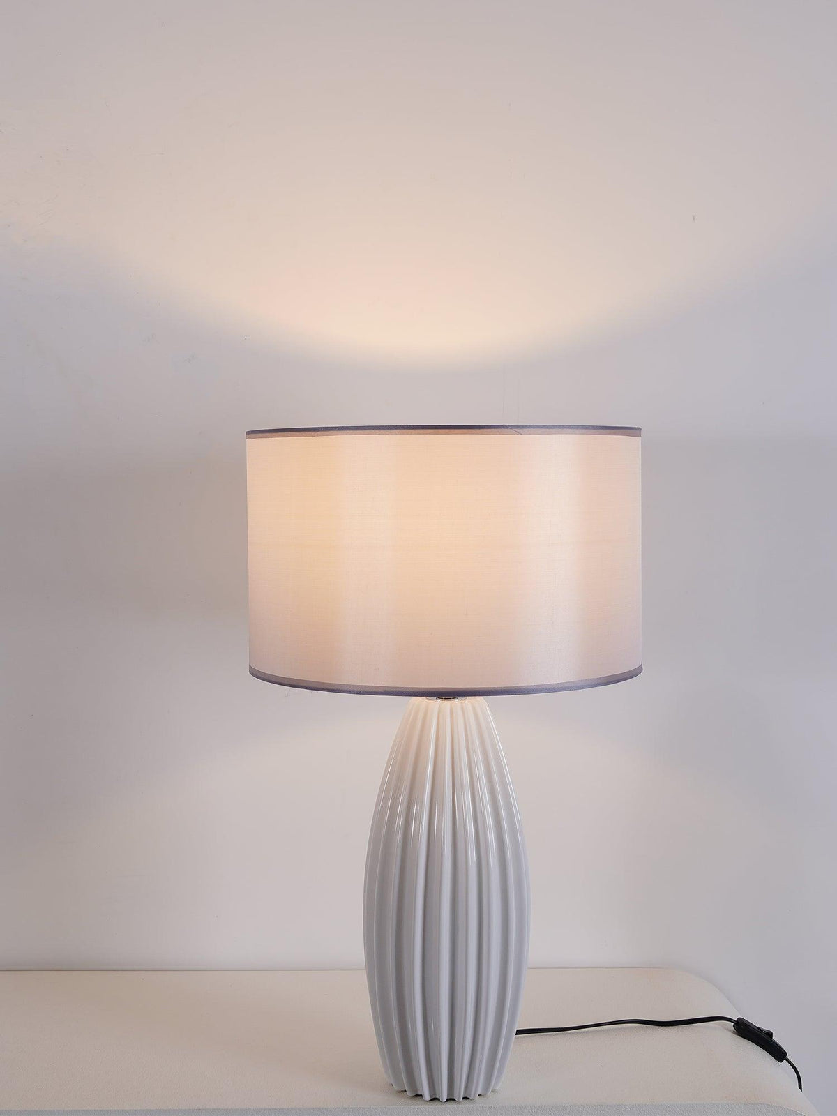 Terioina nowoczesna lampa stołowa z ceramiki