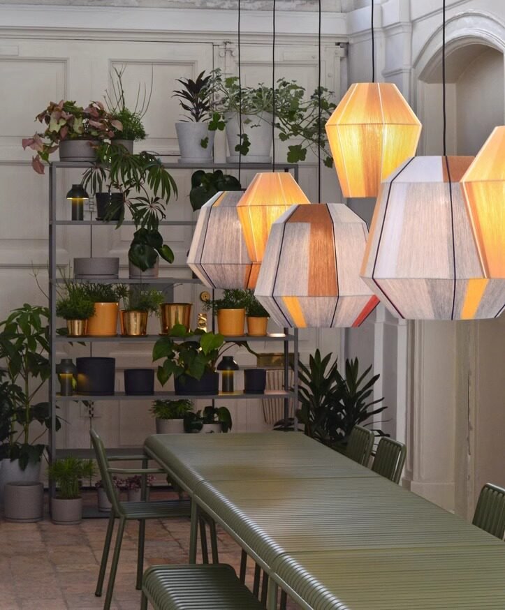 Lampa wisząca w kształcie latarni z ręcznie nawijanego płótna
