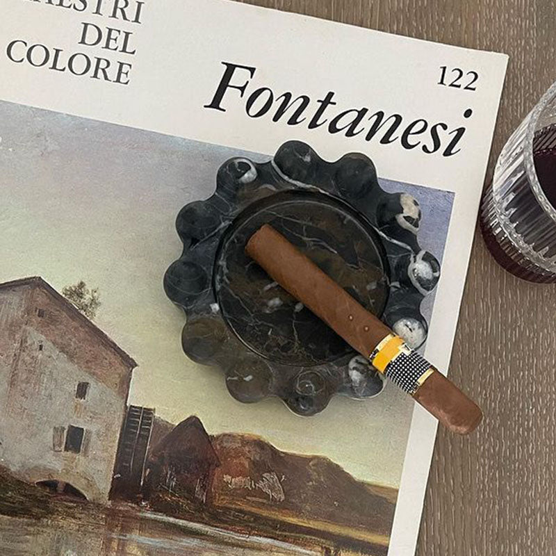 Oryn popielniczka z falistym brzegiem w wielotonowym onyksie