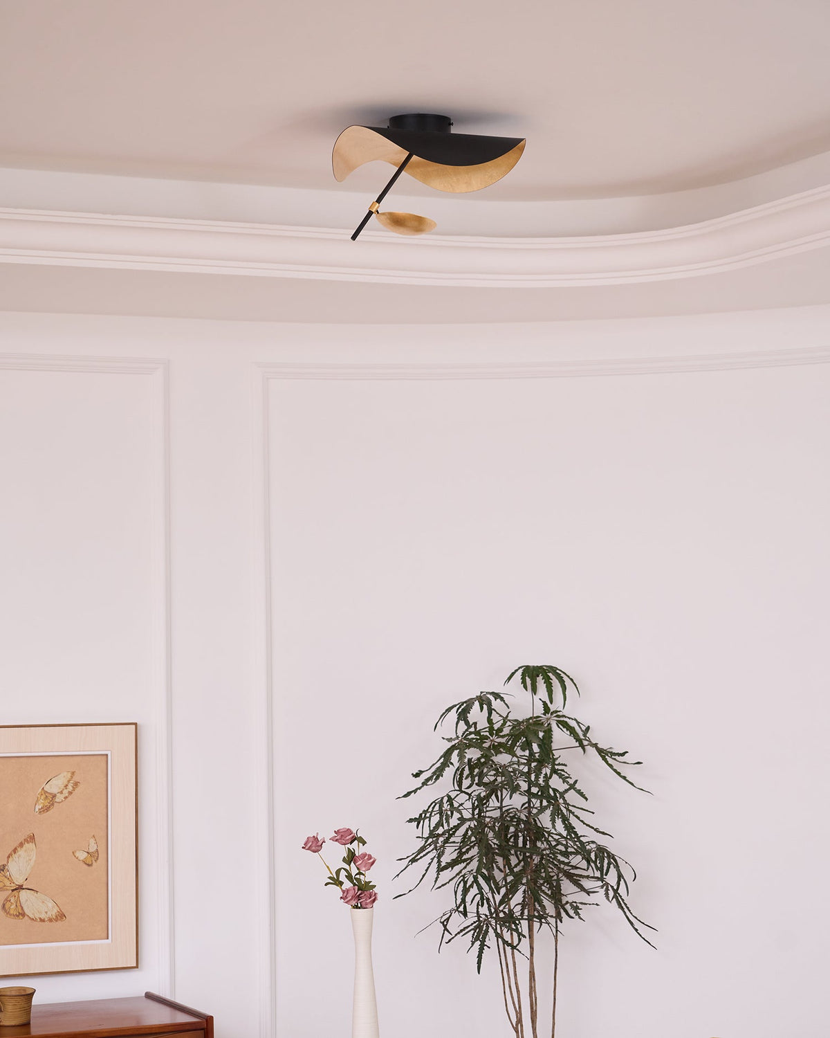 Lampa sufitowa Solara z wygiętym abażynem i złotym wnętrzem