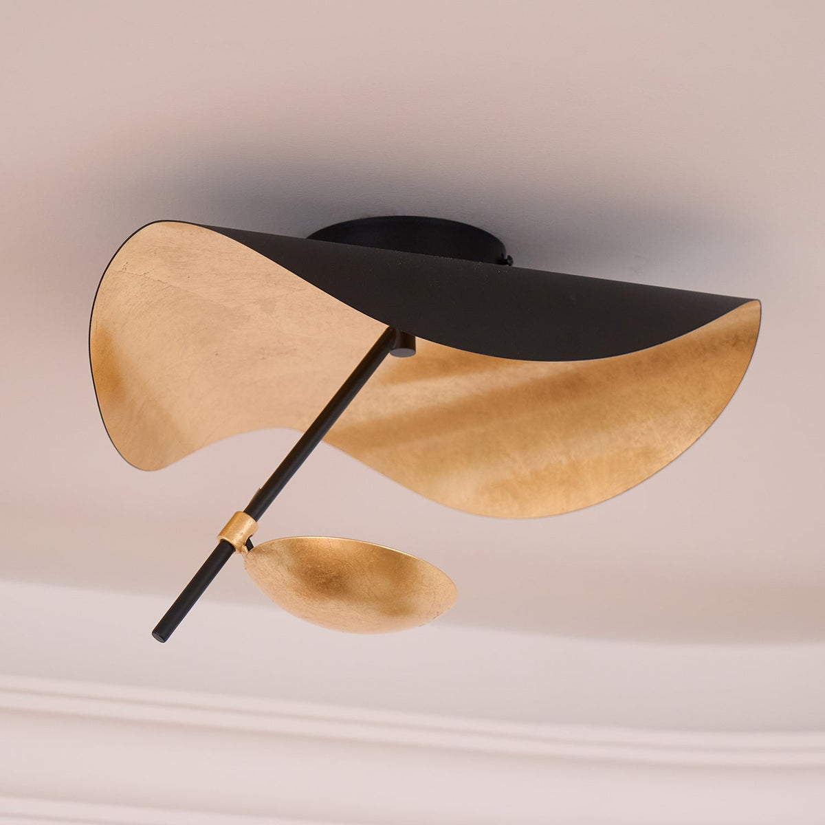 Lampa sufitowa Solara z wygiętym abażynem i złotym wnętrzem