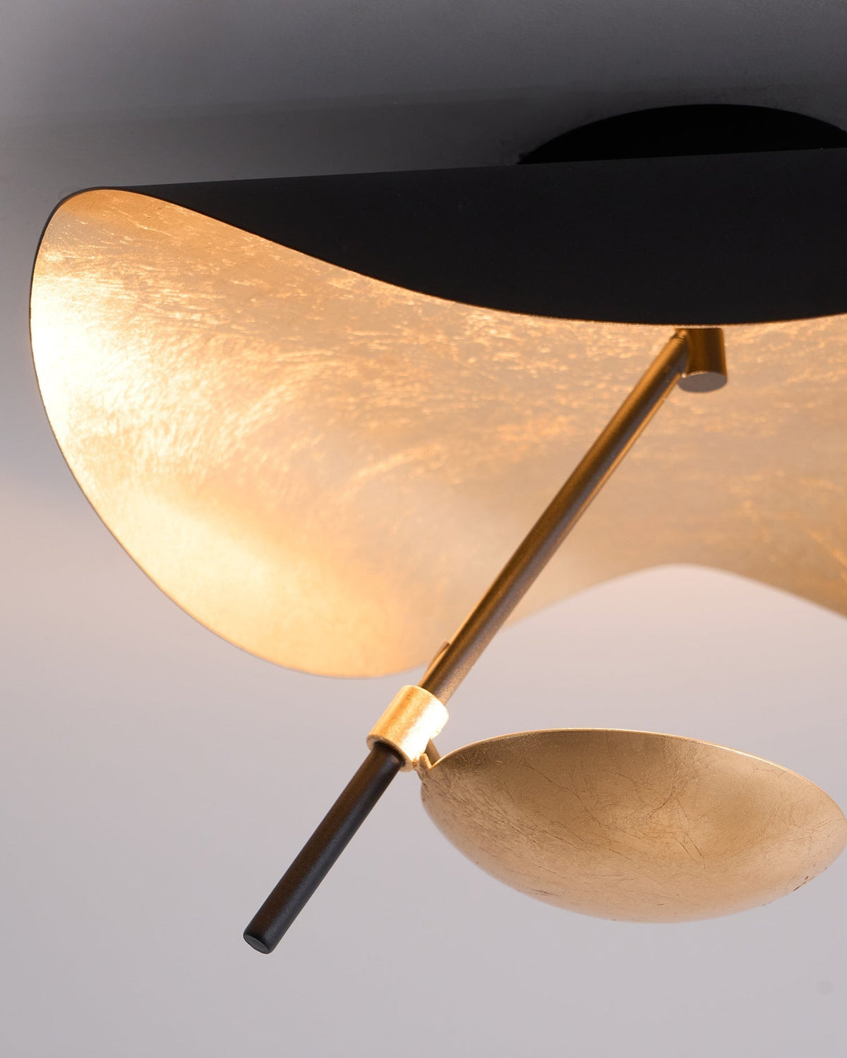 Lampa sufitowa Solara z wygiętym abażynem i złotym wnętrzem