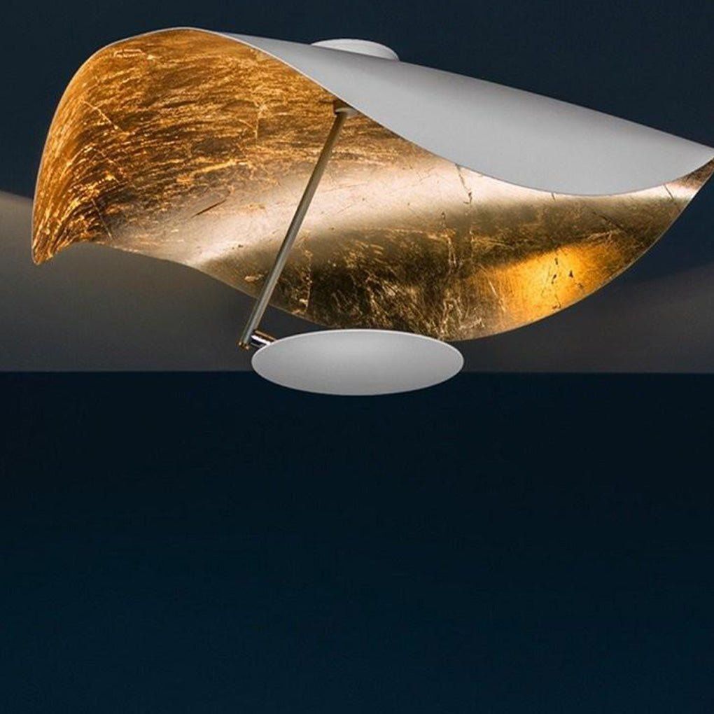 Lampa sufitowa Solara z wygiętym abażynem i złotym wnętrzem