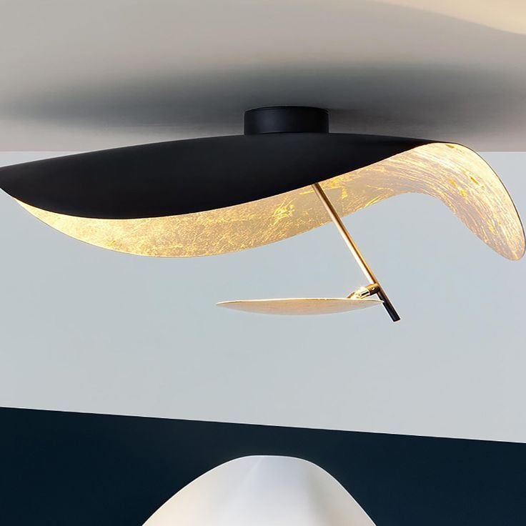 Lampa sufitowa Solara z wygiętym abażynem i złotym wnętrzem