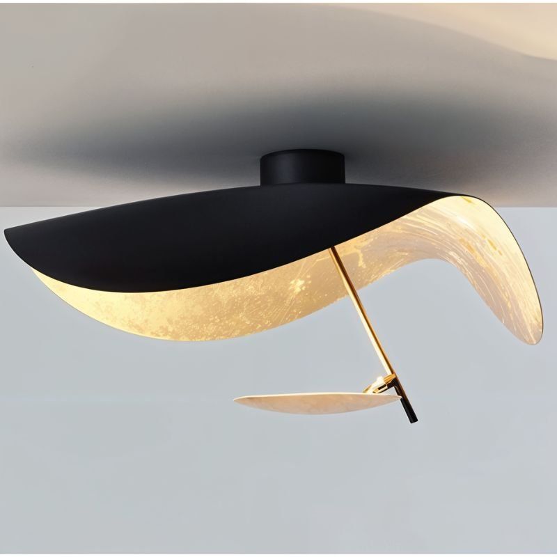 Lampa sufitowa Solara z wygiętym abażynem i złotym wnętrzem