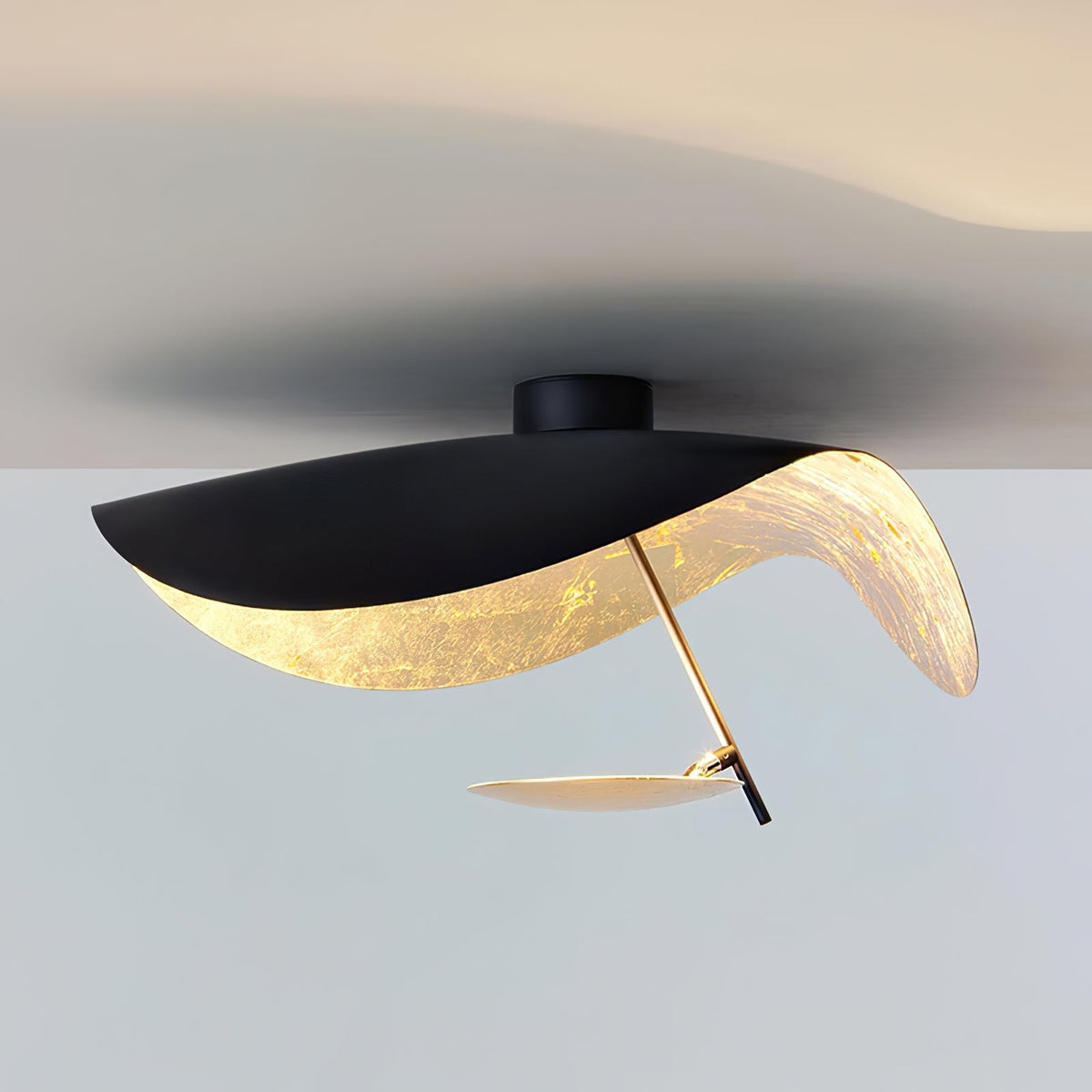 Lampa sufitowa Solara z wygiętym abażynem i złotym wnętrzem
