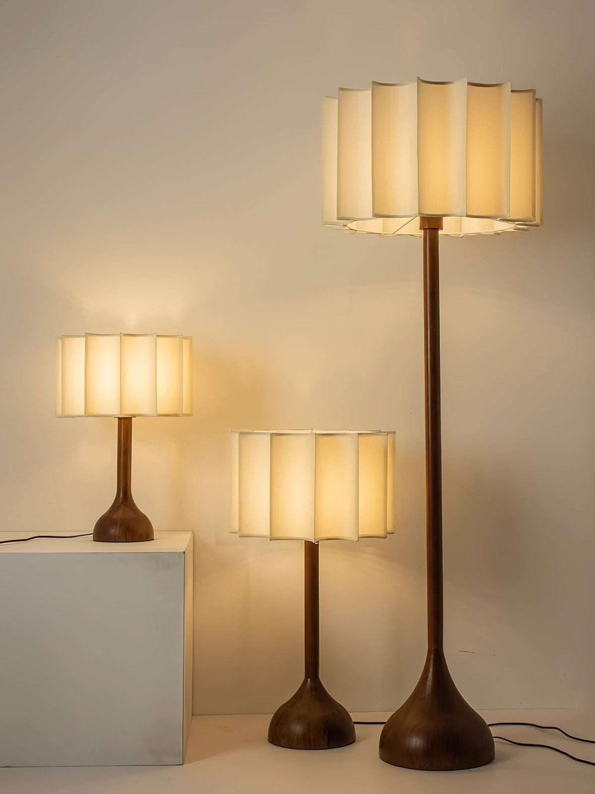 Livenq lampa stołowa retro z drewna i płótna