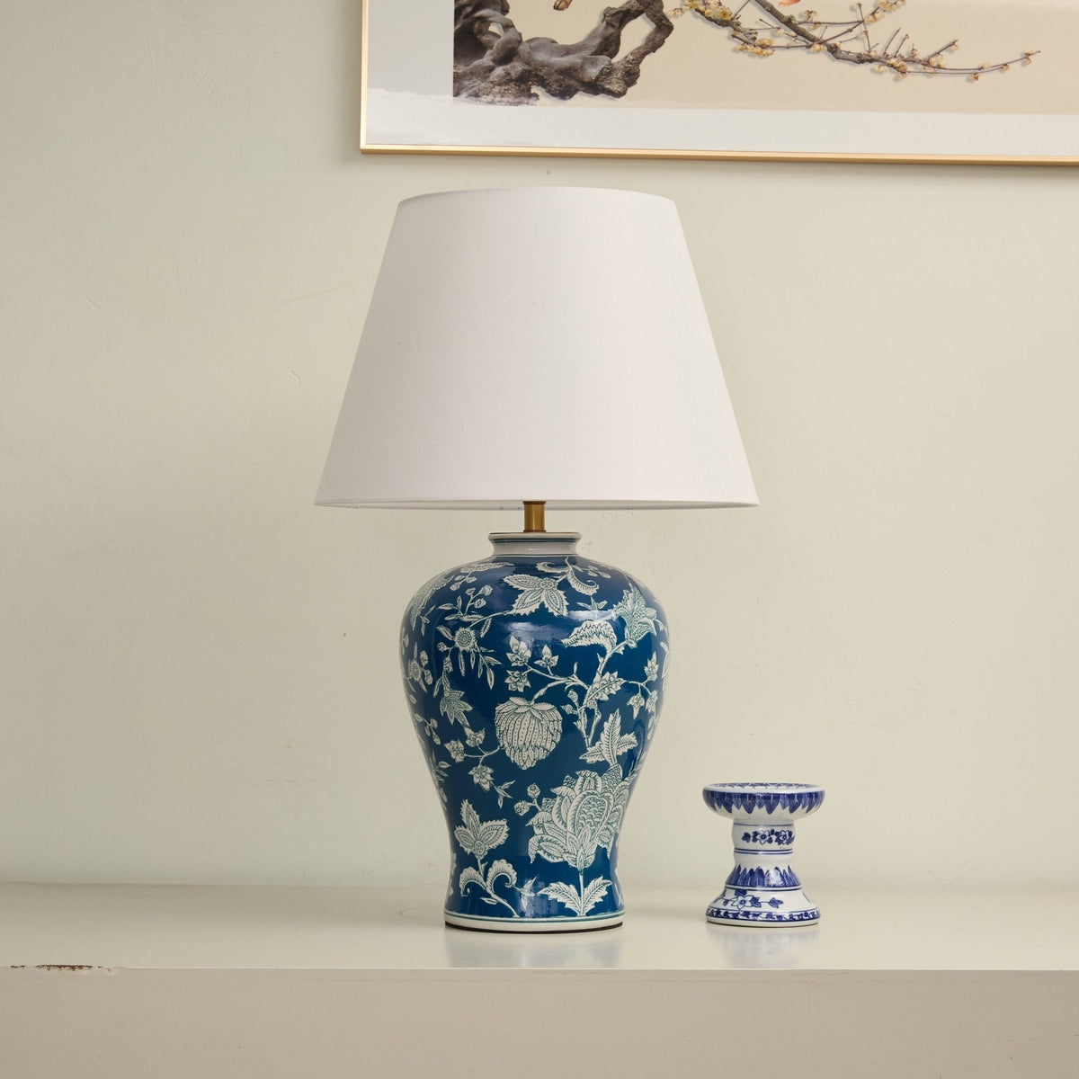 Indigo Ceramiczna lampa stołowa z motywem kwiatowym i kloszem płóciennym