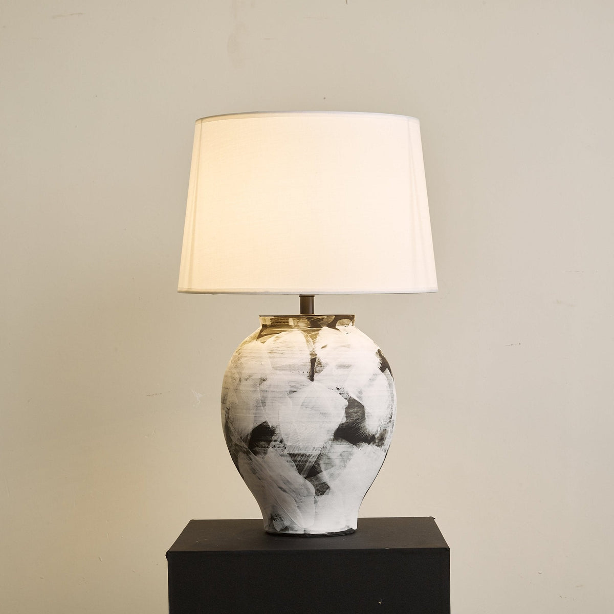 Elegancka lampa stołowa z ceramiki Brush