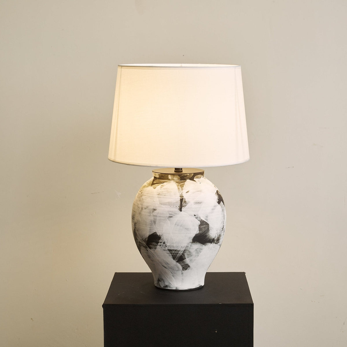 Elegancka lampa stołowa z ceramiki Brush