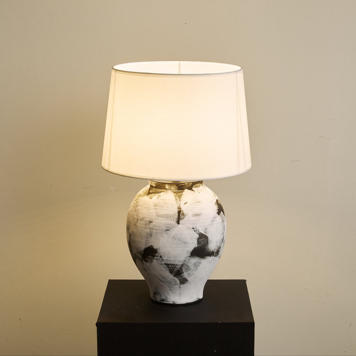 Elegancka lampa stołowa z ceramiki Brush