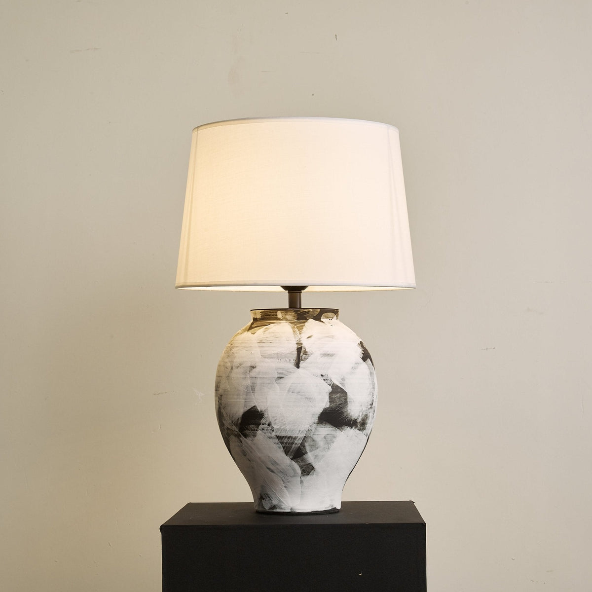 Elegancka lampa stołowa z ceramiki Brush
