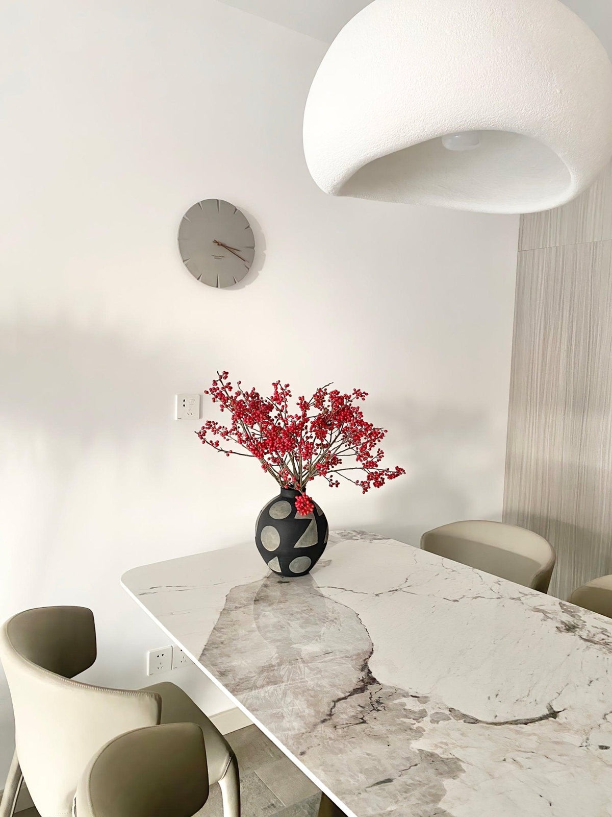 Avenuielle lampa wisząca z kloszem w kształcie nieregularnej kopuły