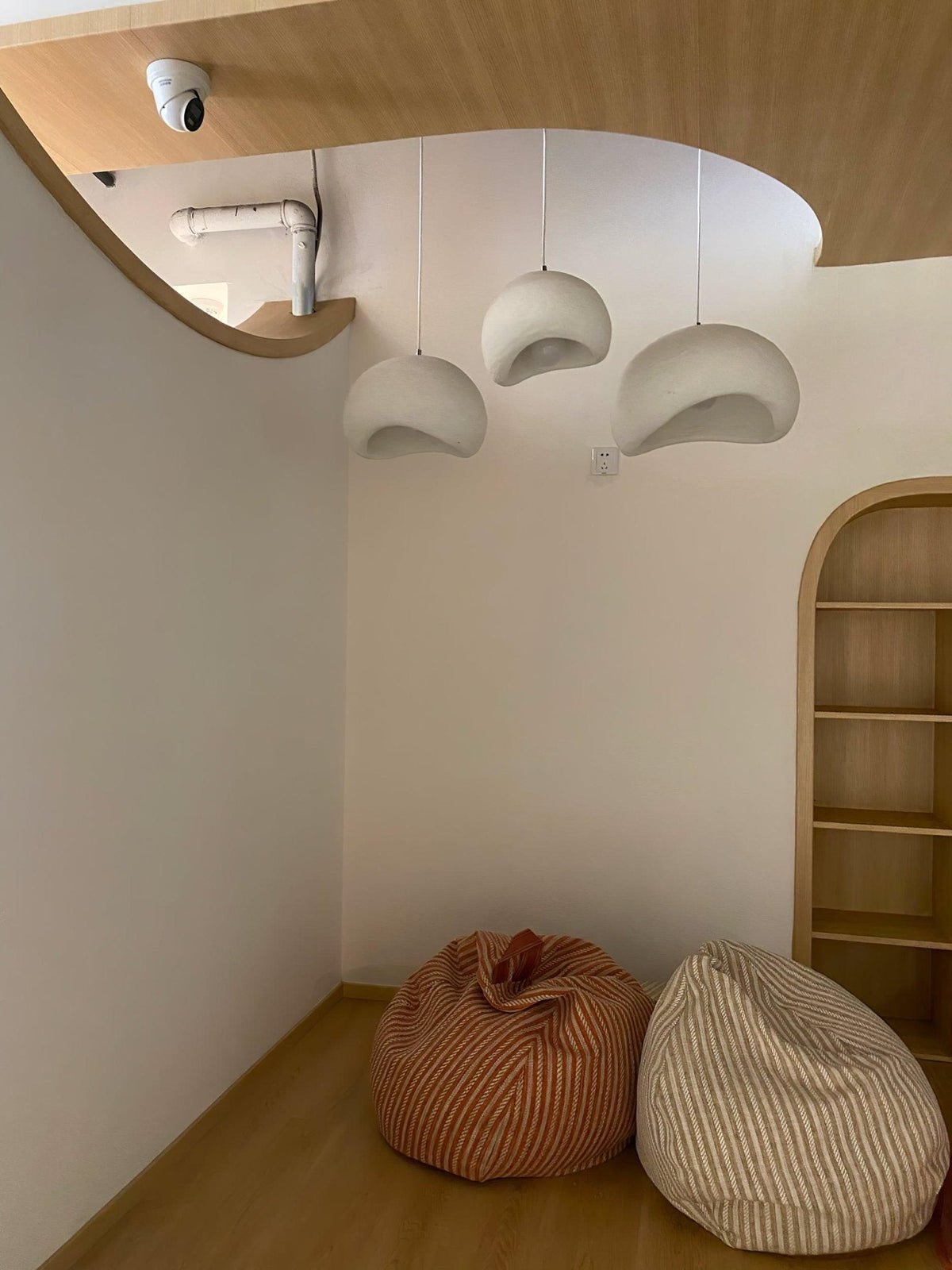 Avenuielle lampa wisząca z kloszem w kształcie nieregularnej kopuły