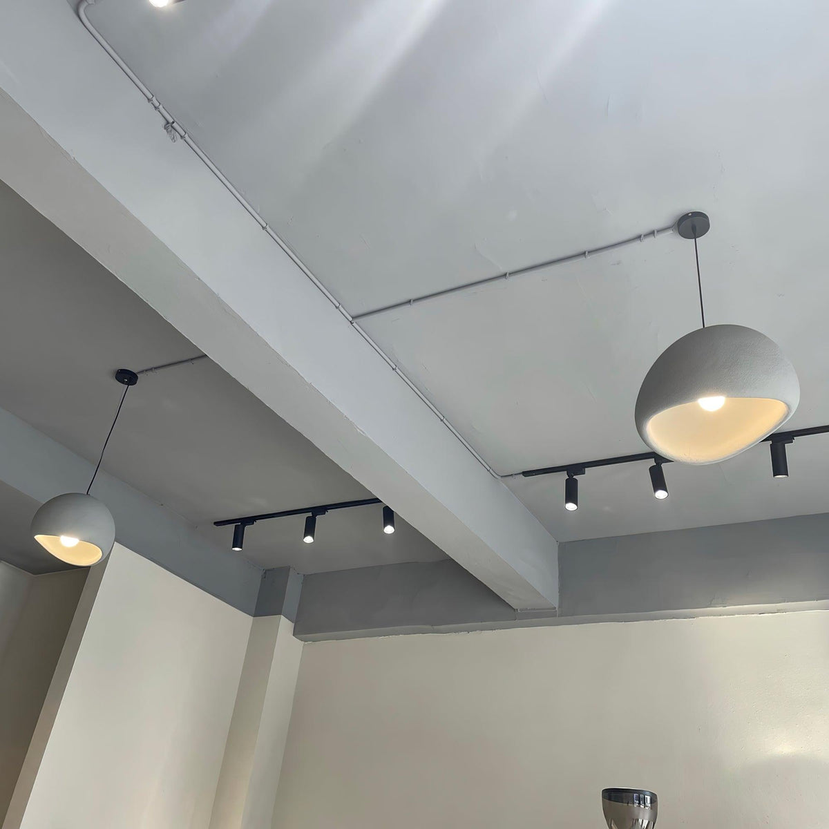 Avenuielle lampa wisząca z kloszem w kształcie nieregularnej kopuły