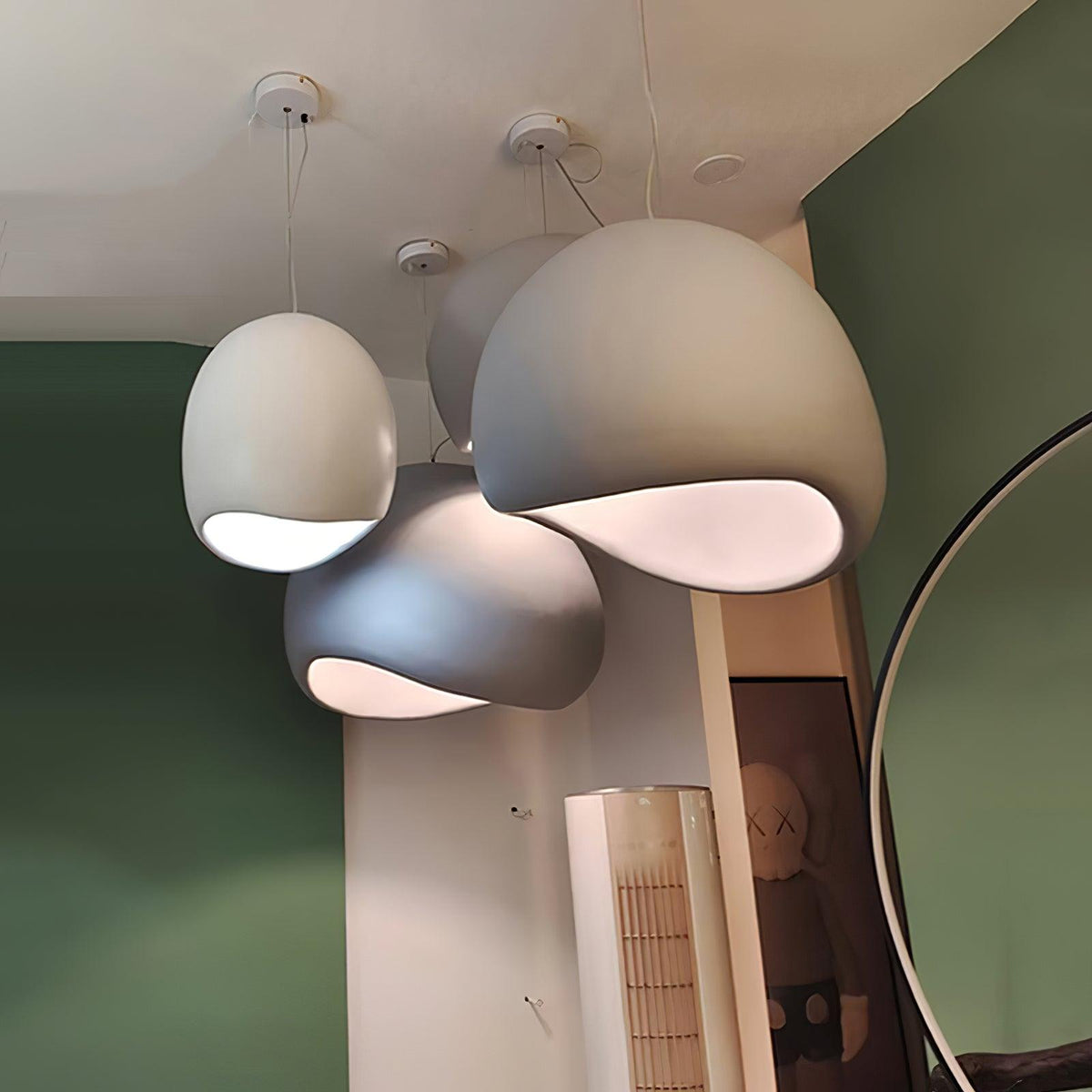 Avenuielle lampa wisząca z kloszem w kształcie nieregularnej kopuły
