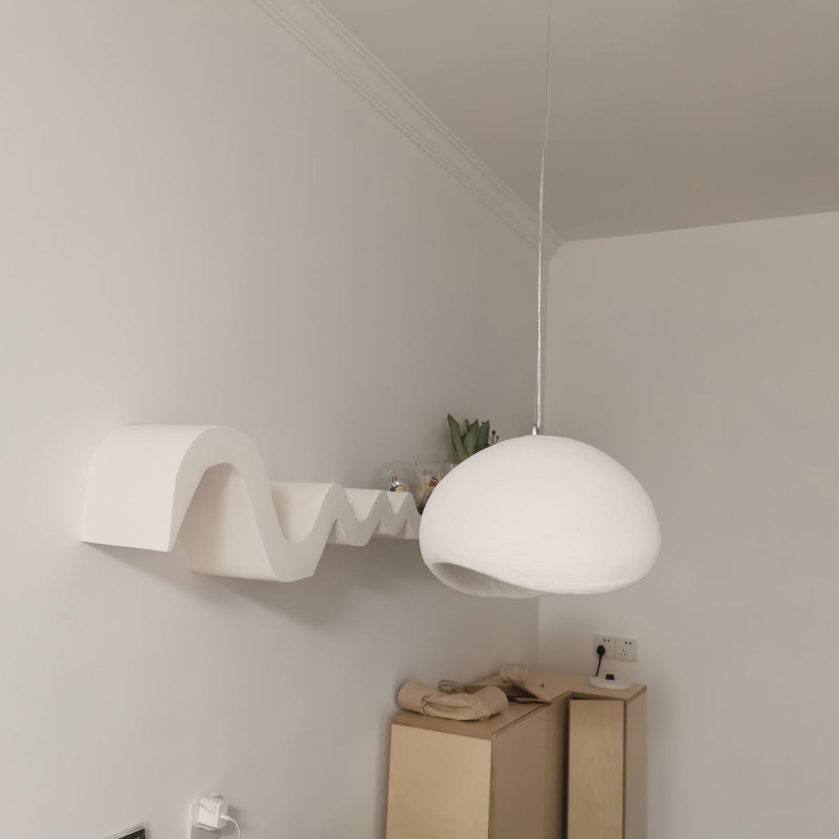Avenuielle lampa wisząca z kloszem w kształcie nieregularnej kopuły