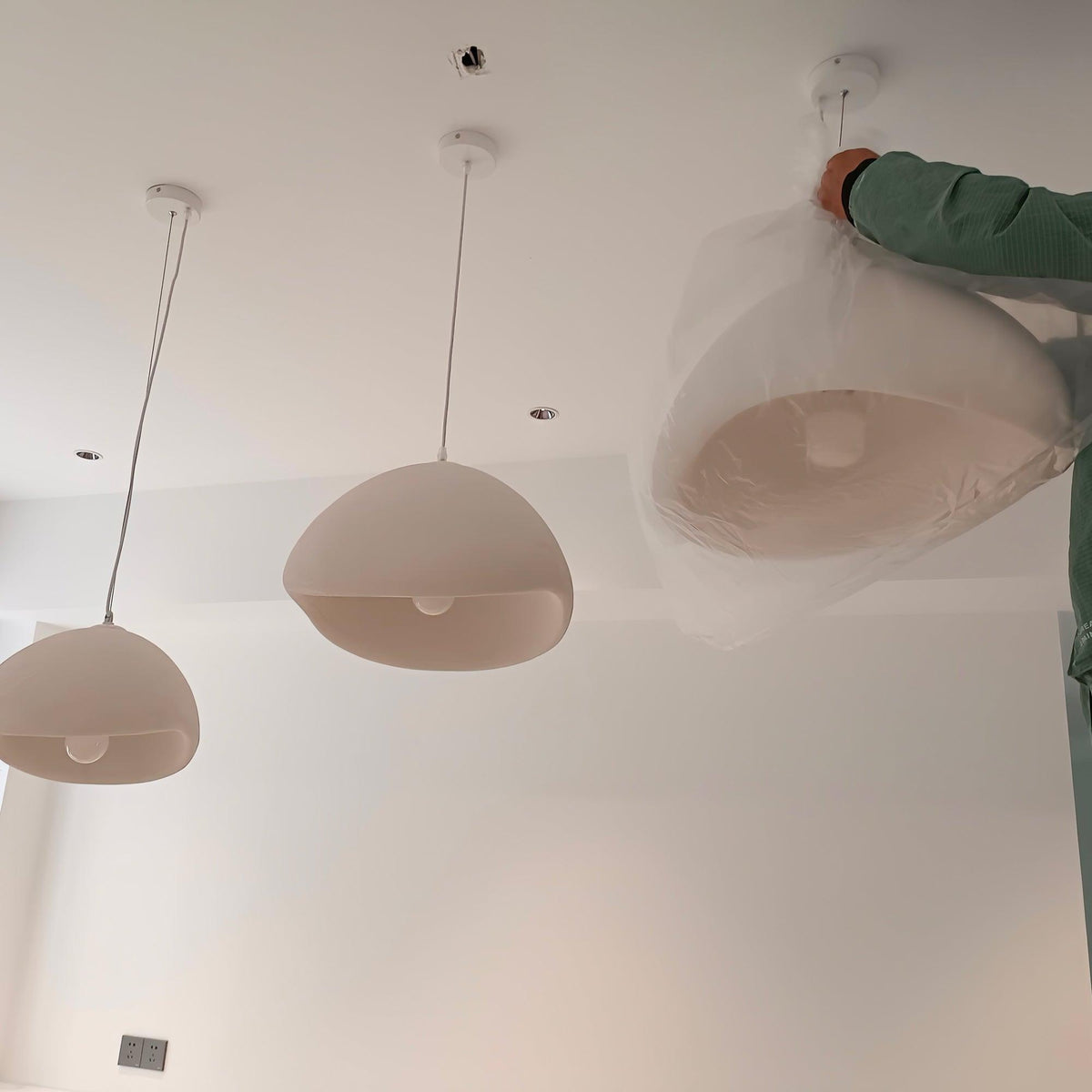 Avenuielle lampa wisząca z kloszem w kształcie nieregularnej kopuły