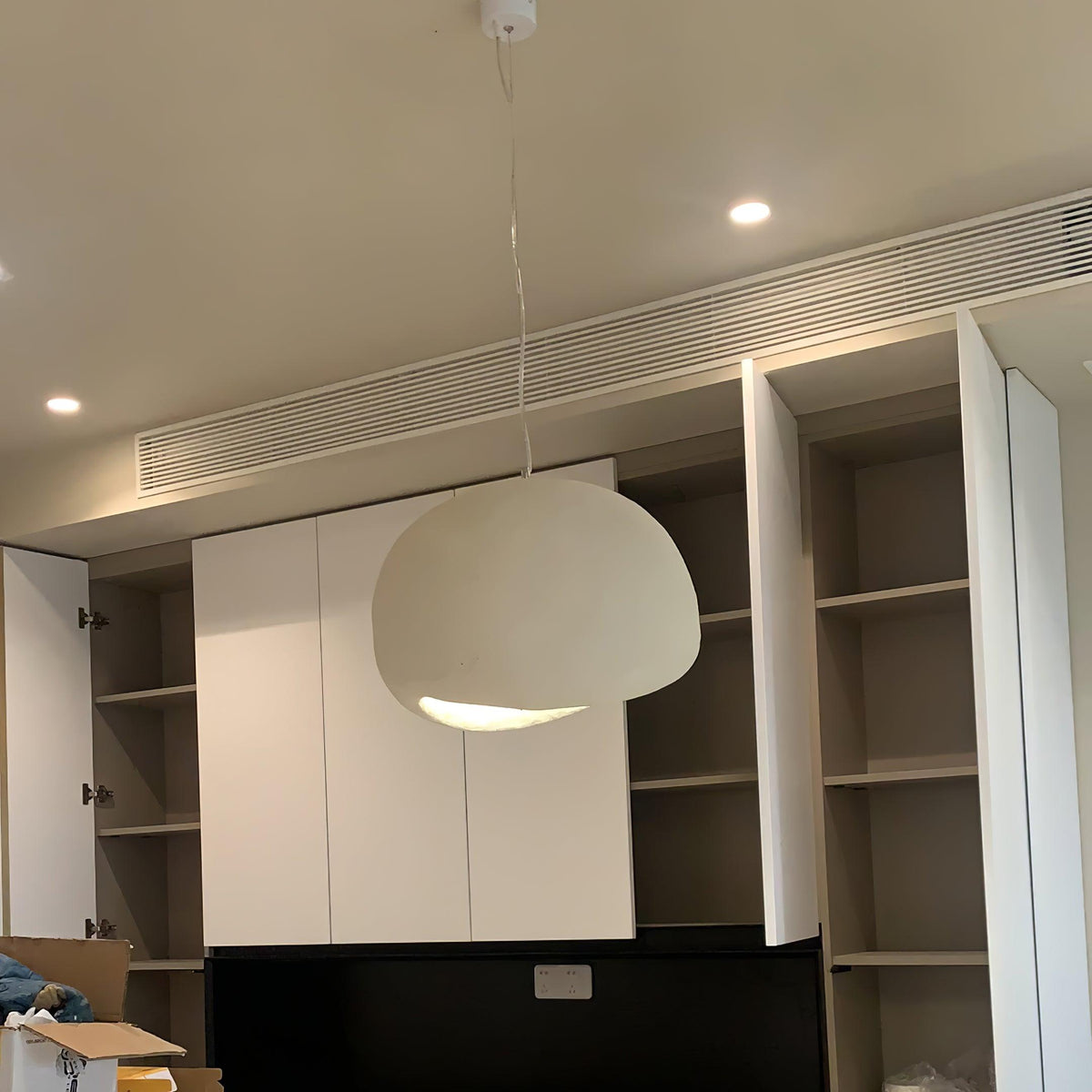 Avenuielle lampa wisząca z kloszem w kształcie nieregularnej kopuły