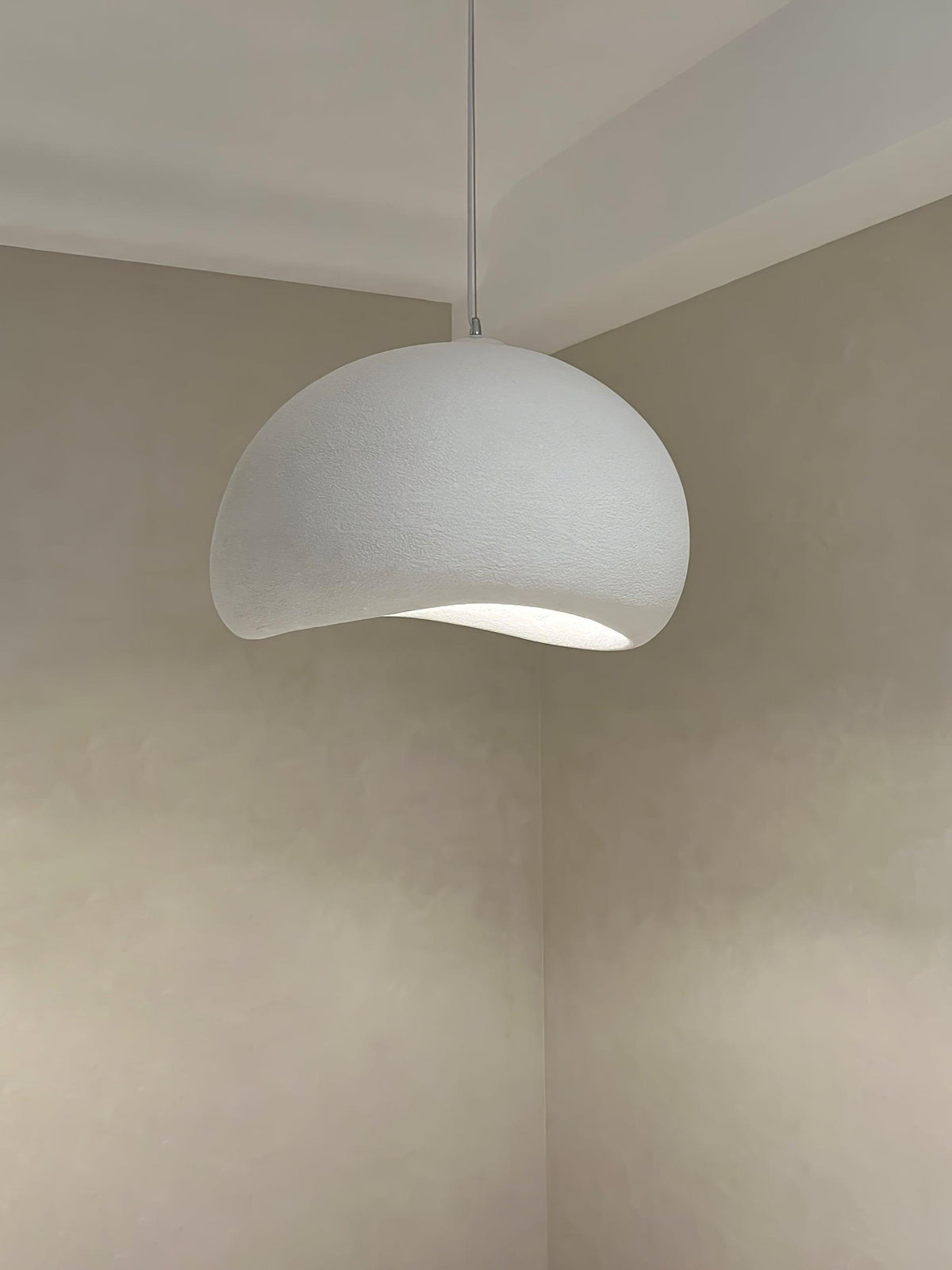 Avenuielle lampa wisząca z kloszem w kształcie nieregularnej kopuły