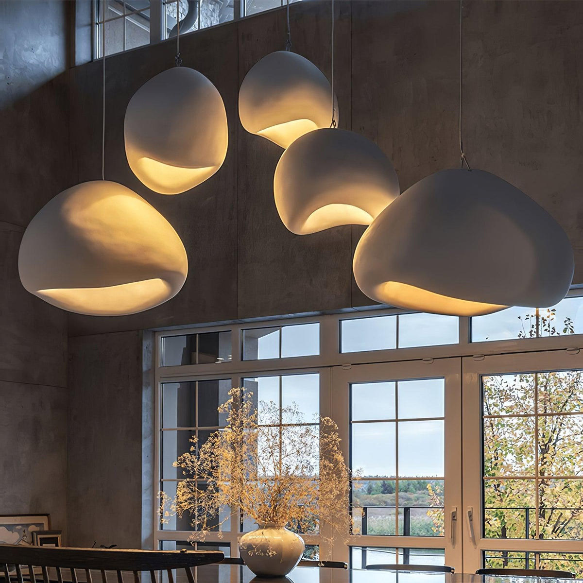 Avenuielle lampa wisząca z kloszem w kształcie nieregularnej kopuły