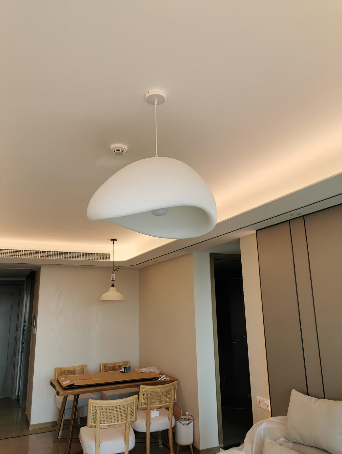 Avenuielle lampa wisząca z kloszem w kształcie nieregularnej kopuły