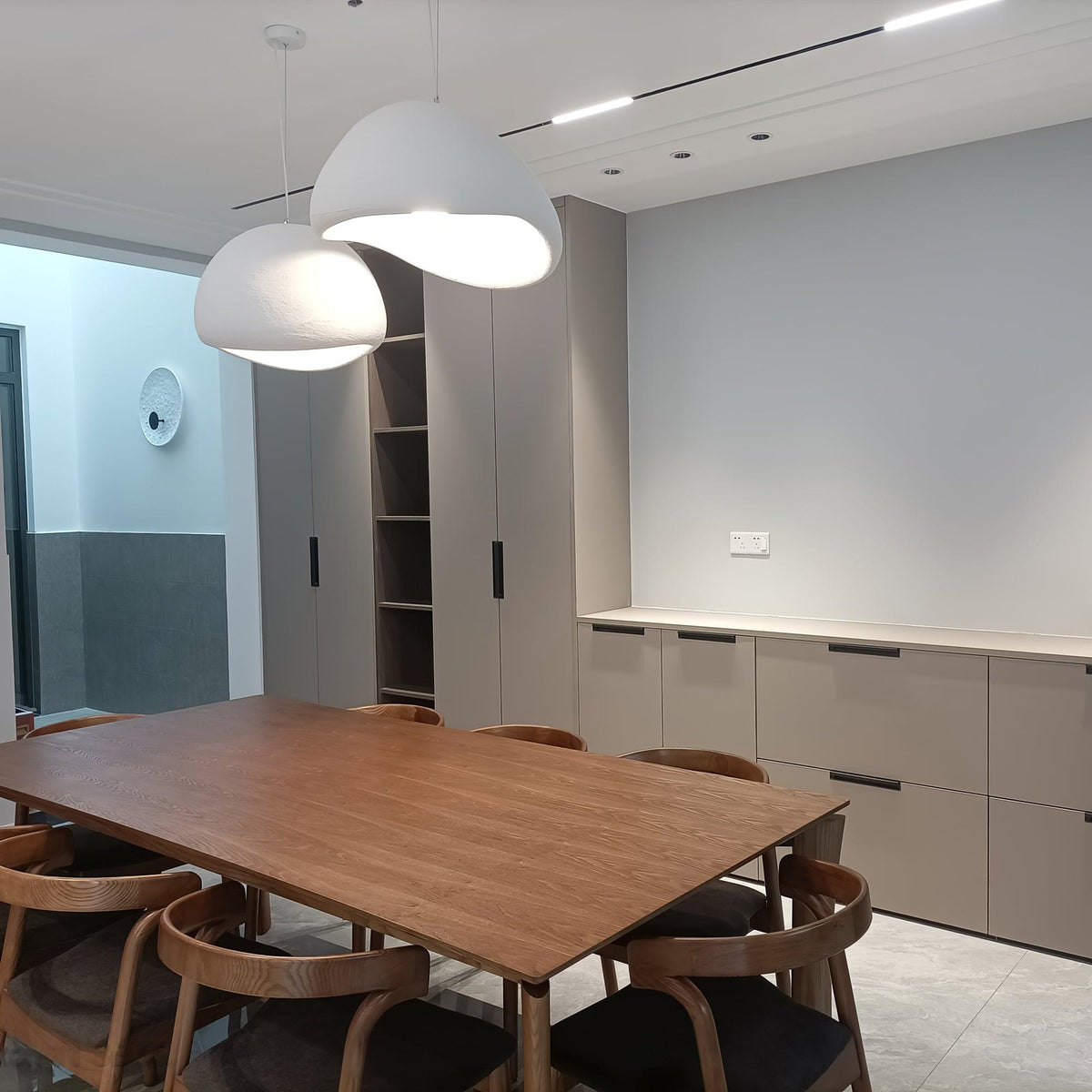 Avenuielle lampa wisząca z kloszem w kształcie nieregularnej kopuły