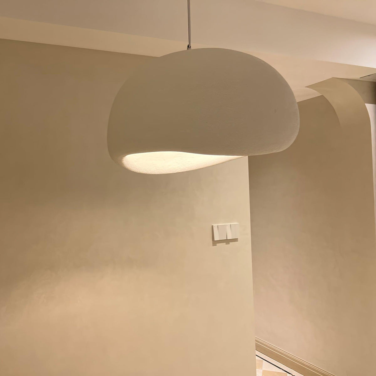 Avenuielle lampa wisząca z kloszem w kształcie nieregularnej kopuły
