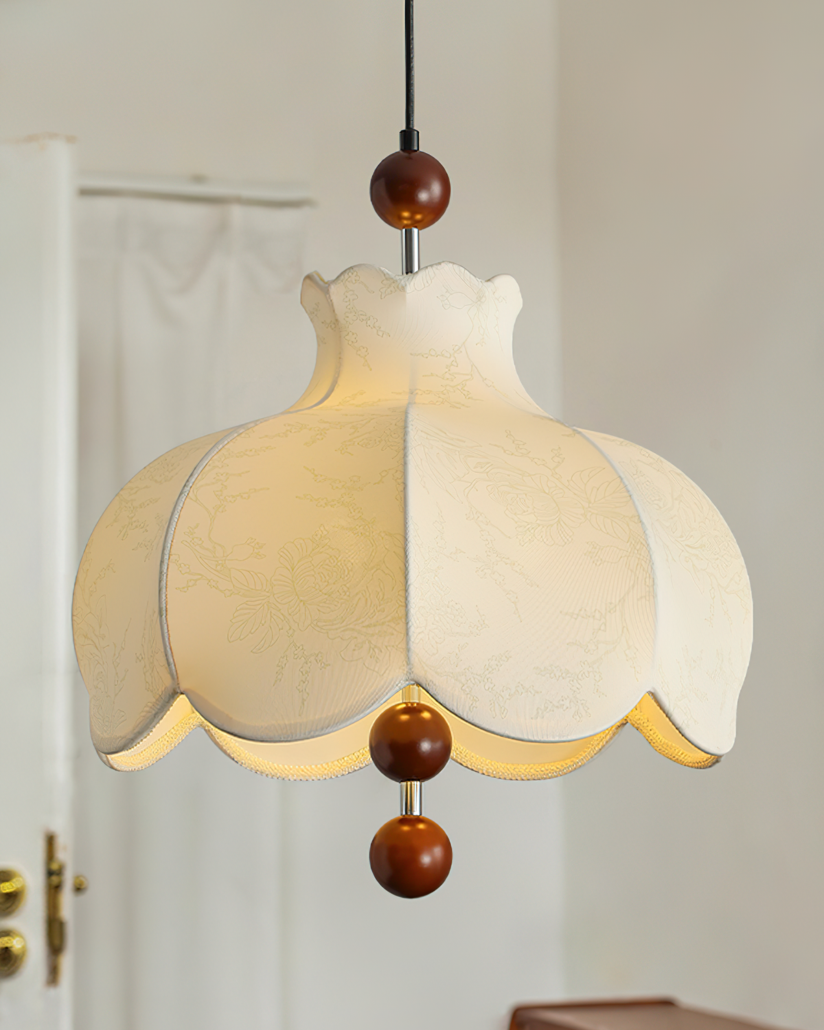 Lampa wisząca z płócienną ochronką, drewniane akcenty w stylu vintage do salonu