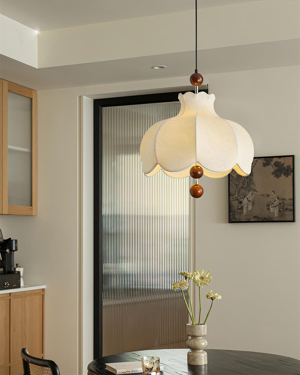 Lampa wisząca z płócienną ochronką, drewniane akcenty w stylu vintage do salonu