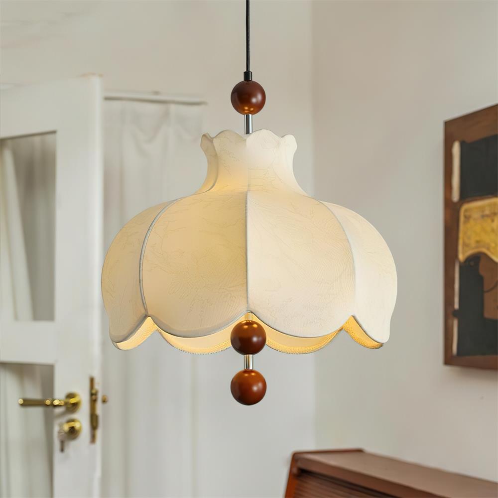 Lampa wisząca z płócienną ochronką, drewniane akcenty w stylu vintage do salonu